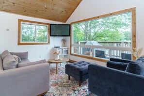 TV - Muskoka Riverside Retreat on the Indian River in the heart of Port Carling (Port Carling)