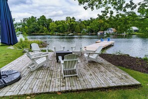 Property grounds - Muskoka Riverside Retreat on the Indian River in the heart of Port Carling (Port Carling)