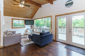 TV - Muskoka Riverside Retreat on the Indian River in the heart of Port Carling (Port Carling)