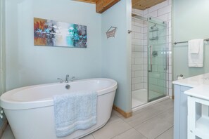 Een haardroger, handdoeken, zeep, toiletpapier