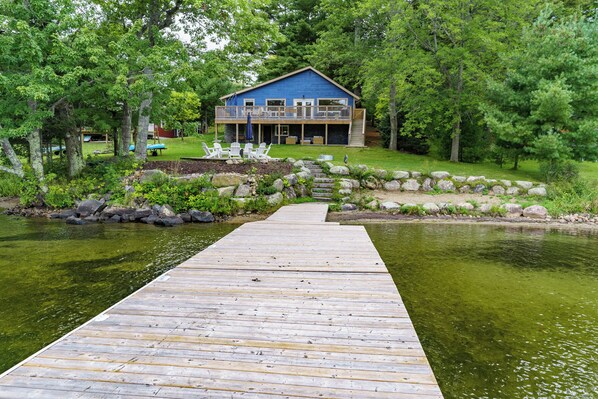Property grounds - Muskoka Riverside Retreat on the Indian River in the heart of Port Carling (Port Carling)