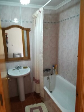 Haartrockner, Bidet, Handtücher, Seife