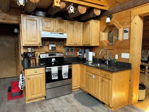 Private kitchen - Your Perfect Mountain Escape-Cozy Cabin Retreat. (Errol)