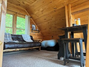 Smart TV, stereo - Your Perfect Mountain Escape-Cozy Cabin Retreat. (Errol)