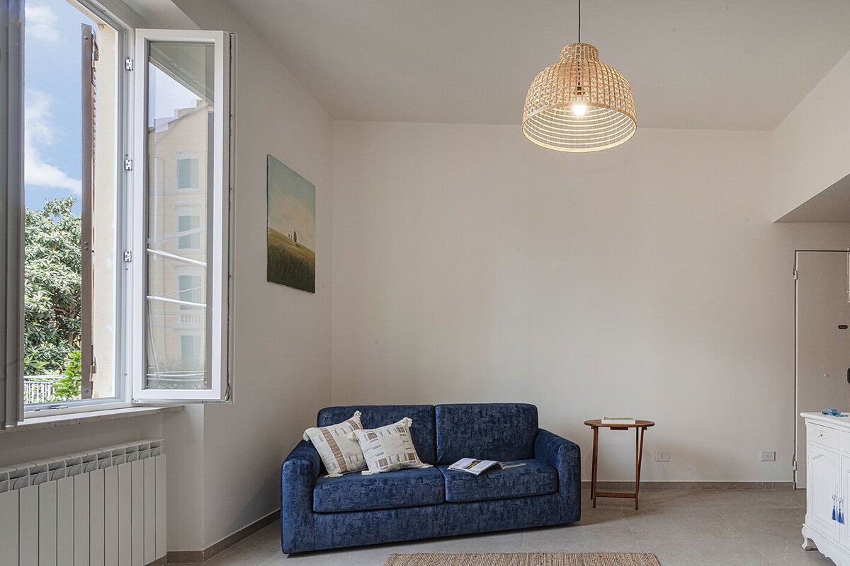 Leilighet, bakgårdsutsikt | Oppholdsområde | En 32-tommers Flatskjerm-TV med kabel-kanaler