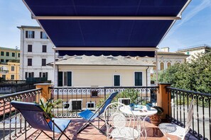 Căn hộ, quang cảnh sân vườn | Hiên