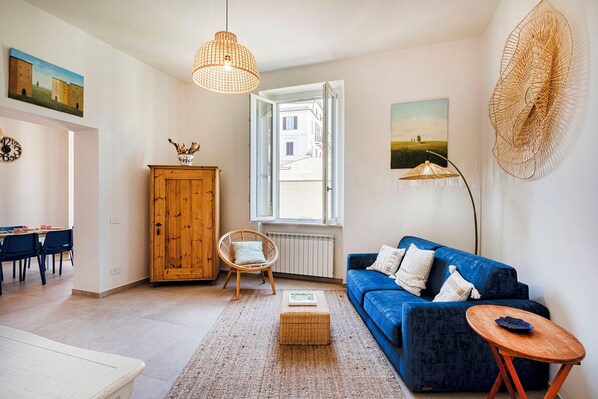 Apartment, Blick auf den Innenhof | Wohnbereich | 32-Zoll-Flachbildfernseher mit Kabelempfang