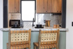 Kühlschrank, Mikrowelle, Herdplatte