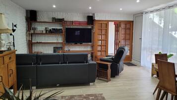 TV connectée, lecteur de DVD, livres, médiathèque