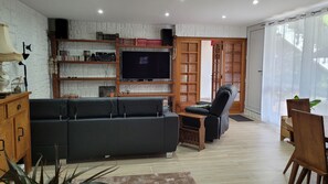 Smart TV, lettore DVD, libri, biblioteca musicale