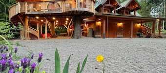 Treehouse for 10 with Expansive Outdoor Living Space