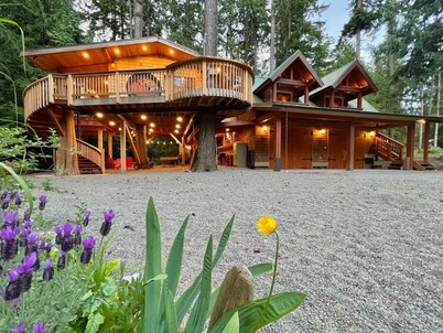 Treehouse for 10 with Expansive Outdoor Living Space