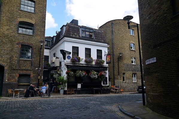 Exterior - 2 Bed w/ Garden & Free Parking near the Thames (London)