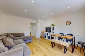 Smart TV - 2 Bed w/ Garden & Free Parking near the Thames (London)