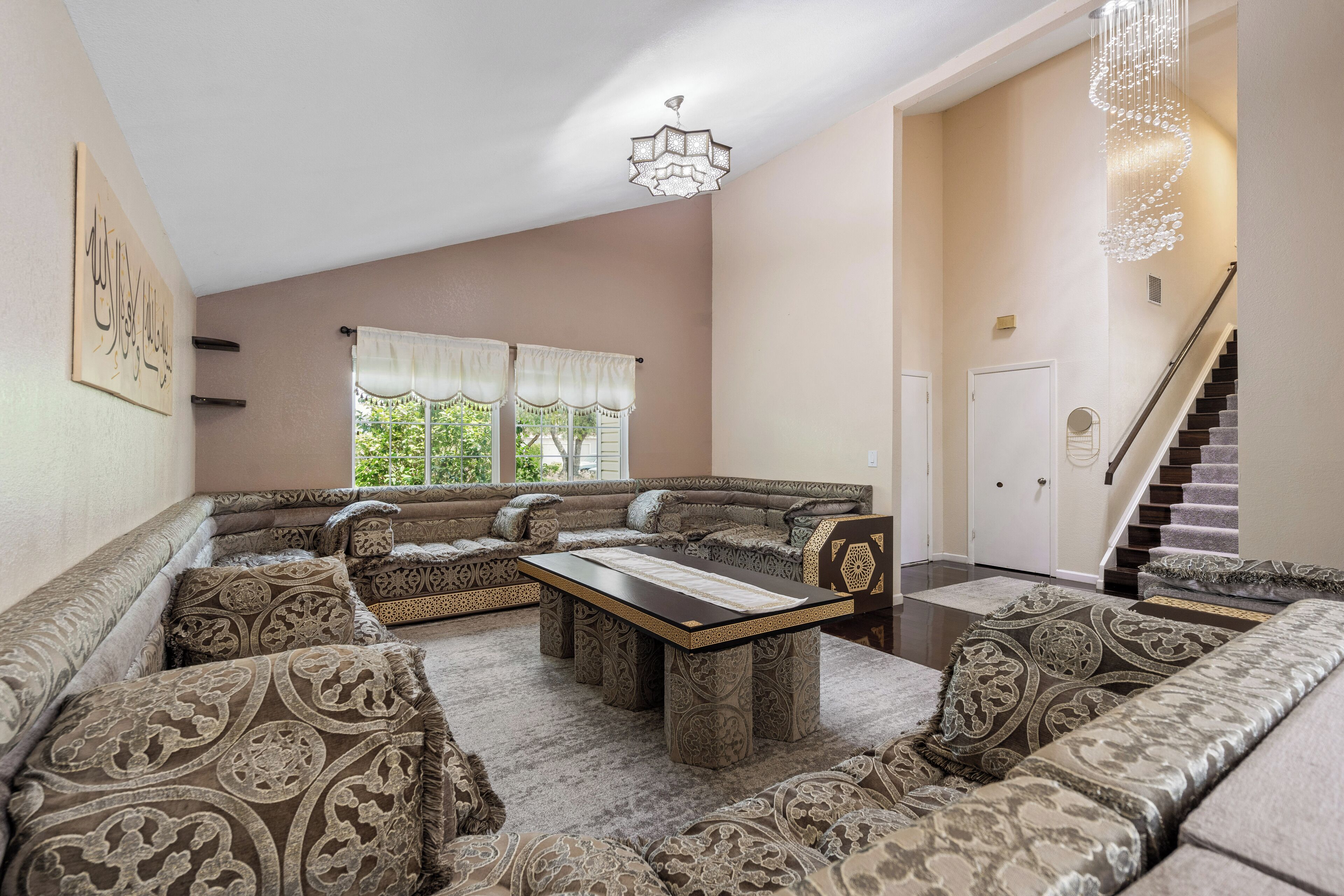 Bay Area Haven: 3BR with Spacious Living Room & Scenic Views