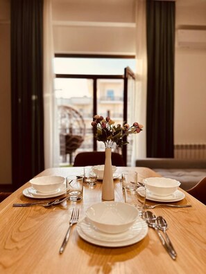 Comfort-Apartment, Gartenblick | Essbereich im Zimmer