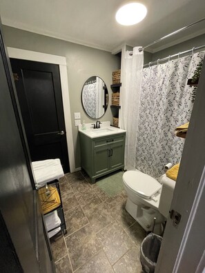 Douche, séchoir à cheveux, serviettes fournies, savon