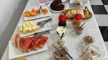 Café da manhã com buffet grátis todos os dias