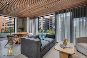 Living area - Spacious apt City View Haven & Jacuzzi - Morph 701 (Medellín)