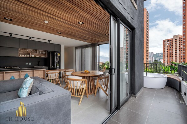 Outdoor dining - Spacious apt City View Haven & Jacuzzi - Morph 701 (Medellín)