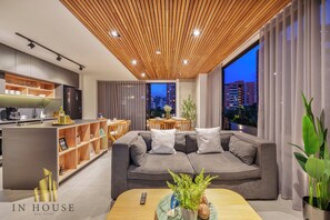 Living area - Spacious apt City View Haven & Jacuzzi - Morph 701 (Medellín)