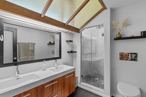 Suihku, hiustenkuivaaja, pyyhkeet, saippua