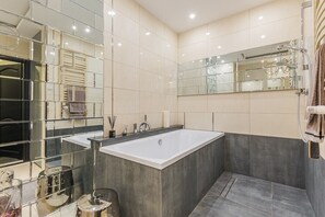 Deluxe-Apartment | Badezimmer | Badewanne, Handtücher