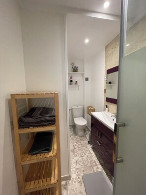Bruser, hårtørrer, håndklæder, Toiletpapir