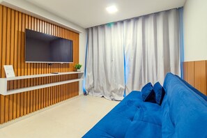 Basic Studio | Living area | TV - Tangaroa Flats em PG por Carpediem (Ipojuca)