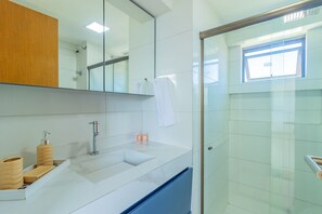 Apartment | Badezimmer | Dusche, Handtücher, Toilettenpapier