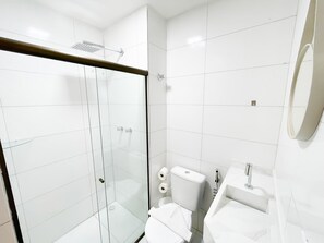 Douche, serviettes fournies, papier toilette