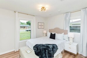 3 bedrooms, in-room safe, iron/ironing board, WiFi - Pool paradise in P'cola - Stylish, Dog-friendly home close to shopping & beach! (Pensacola)