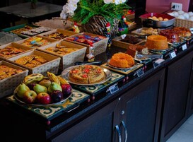 Un bufé con diversos alimentos y una pieza decorativa central.