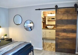 5 bedrooms, iron/ironing board, travel cot, WiFi - Lakefront Luxury Cabin- Dock, Hot Tub, Firepit, Kayaks, Game Room, Bunk Room (Spooner)