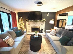 Smart TV, books - Cozy & spacious family friendly home with large hot tub  (Spooner)