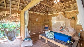 8 bedrooms, WiFi, bed sheets