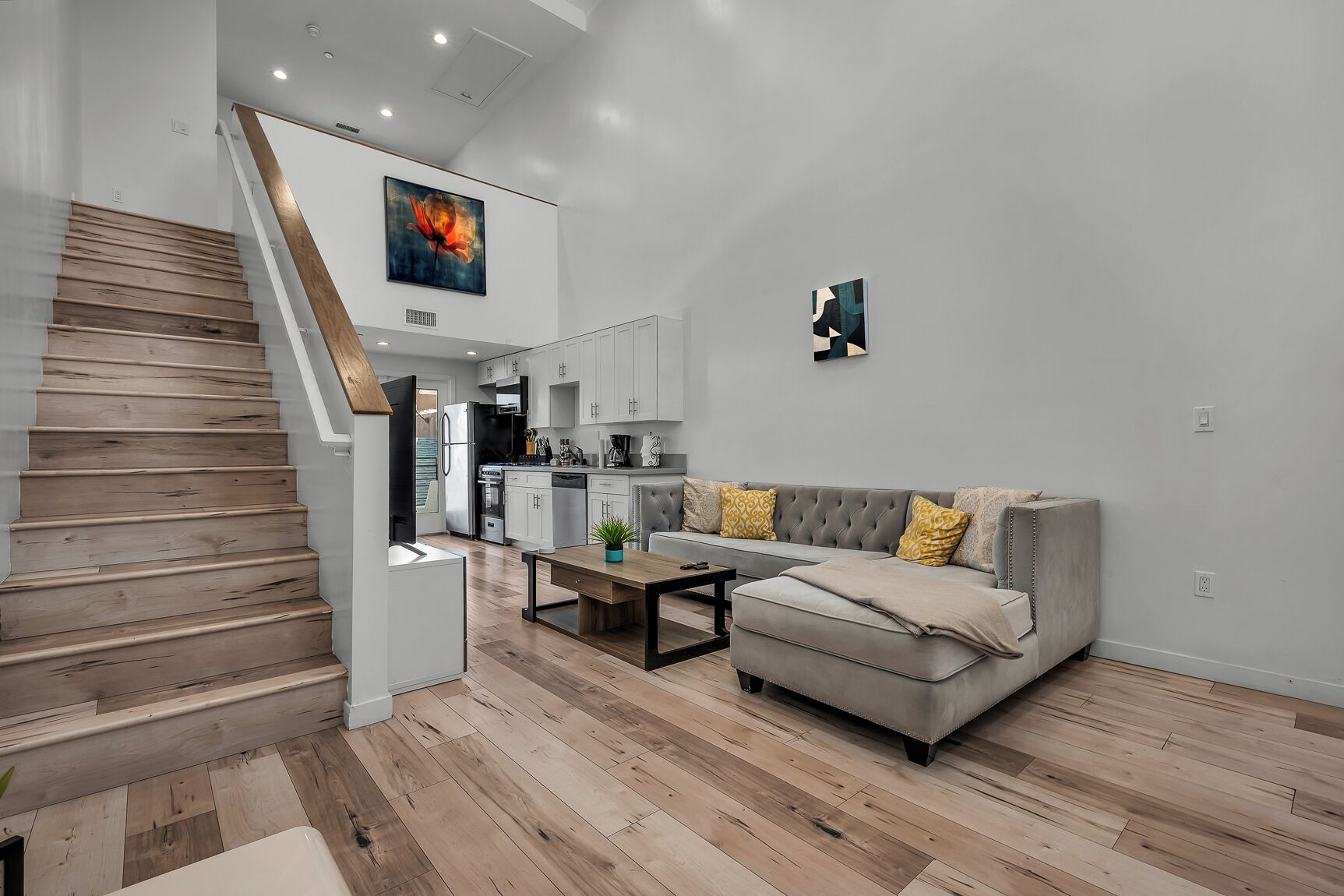 Chic Cozy 1-Bedroom Loft With Private Parking and Free WiFi In Hollywood Area