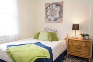 4 bedrooms, iron/ironing board, WiFi, bed sheets - Countryside Comfortable and Stunning Spacious House  (Smooth Rock Falls)