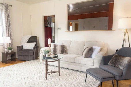 Smart TV, fireplace. Smooth Rock Falls Countryside Comfortable and Stunning 4 bedroom Spacious House