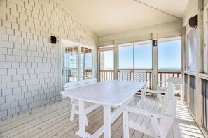 Outdoor dining - Lawrence, Ships Watch Community in Duck, NC (Duck)