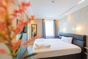 Quarto casal conforto, vista para a cidade | Roupas de cama premium, individualmente decorados