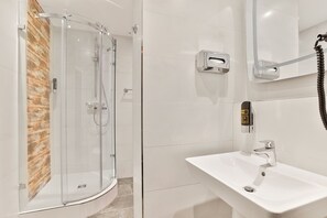Shower, hair dryer, towels, soap - Stay-Inn Bielefeld Zentrum (Bielefeld)