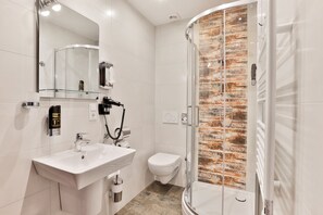 Kahden hengen comfort-huone, kaupunkinäköala | Kylpyhuone | Suihku, hiustenkuivaaja, pyyhkeet, saippua