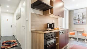 Comfort Apartment, Kitchenette, Courtyard View | Private kitchen