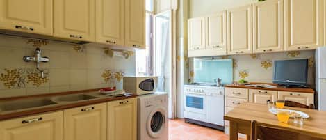 Apartment, Balcony | Private kitchen | Fridge, microwave, oven, stovetop