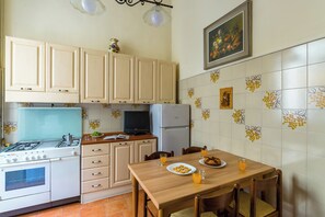Apartment, Balcony | Private kitchen | Fridge, microwave, oven, stovetop