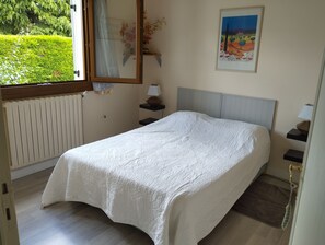 2 bedrooms, iron/ironing board, WiFi, bed sheets - Vacation home in Le Bouscat/Bordeaux (Le Bouscat)