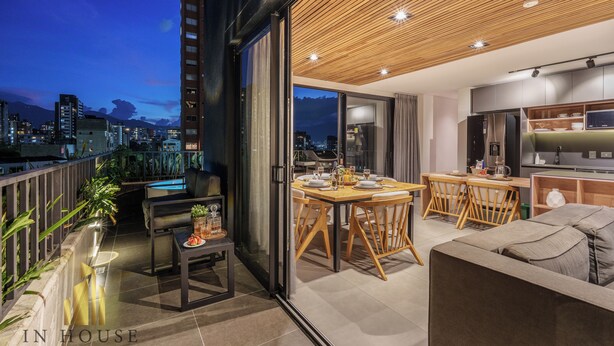 A modern apartment with a balcony, a dining area, and a kitchen. - Luxe apt in Poblado/AC/BBQ - Morph 1002 (Medellín)