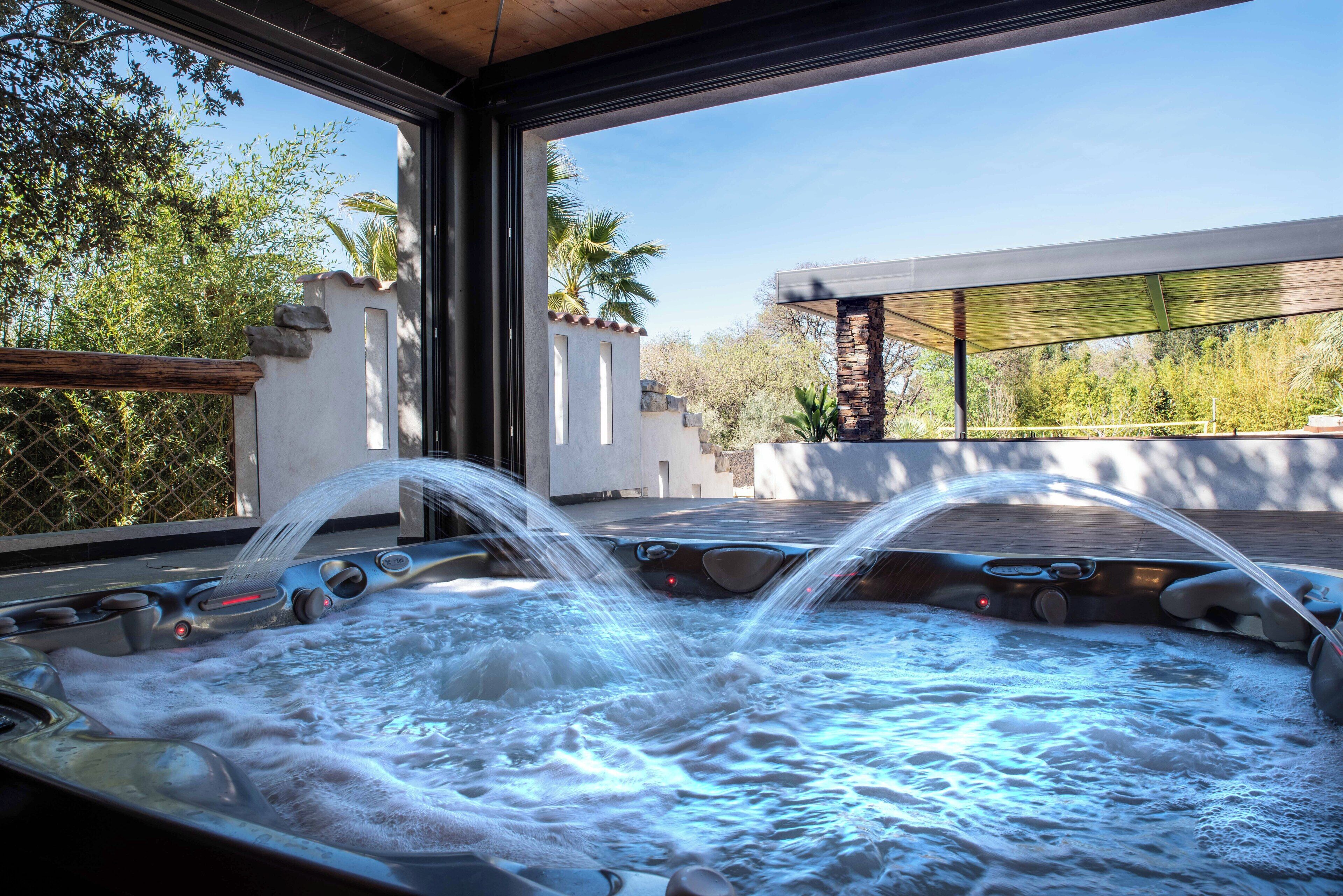 Outdoor spa tub