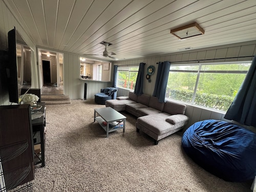 Tranquil Riverfront Retreat Near Tillamook's Best